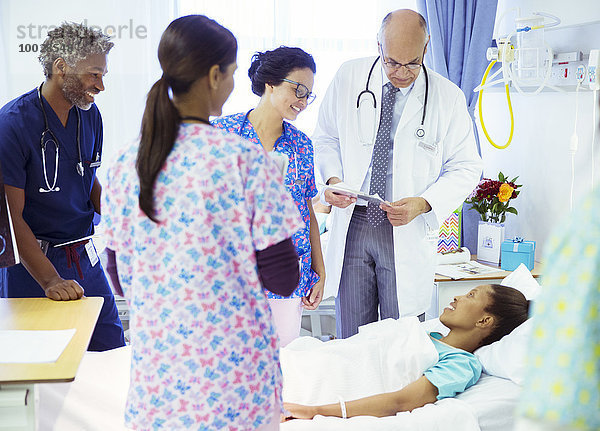 Ärzte und Krankenschwestern bei der Visite im Krankenhauszimmer