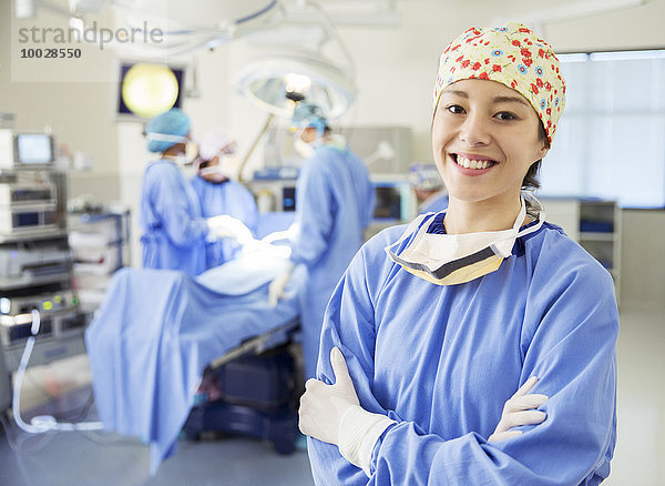 Porträt eines lächelnden Chirurgen im Operationssaal