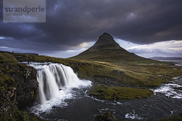 Blick auf Wasserfall und Landschaft  Kirkjufell  Snaefellsnes  Island