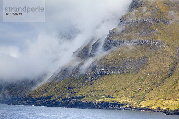 Wolken entlang der Klippen  Funningur  Eysturoy  Färöer Inseln