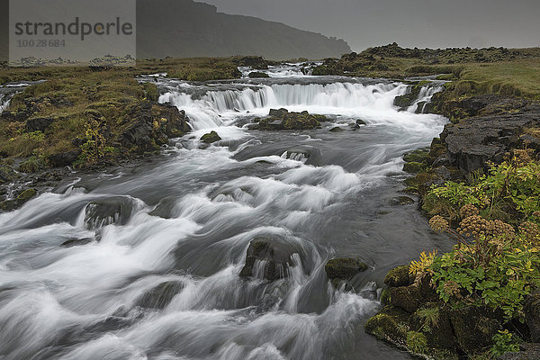 Wasserfall durch abgelegene Landschaft  Vik  Island