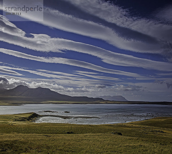 Wolken bilden Linien über See und Berglandschaft  Snaefellsnes  Island