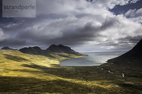 Sonne entlang der Klippen und der Küste  Veidileysa  Westfjorde  Island