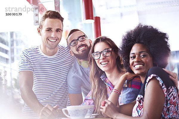 Porträt von lächelnden Freunden im Café