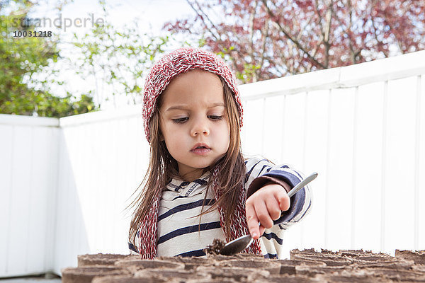 Gartenarbeit für Mädchen auf der Terrasse