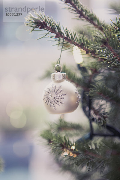 Silberschmuck am Weihnachtsbaum hängend