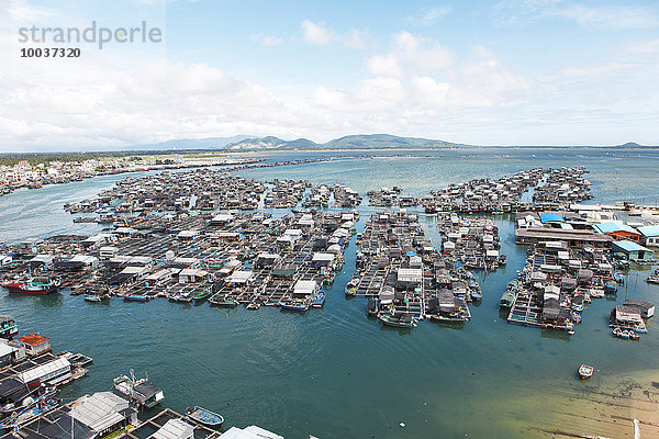 Fischerboote und Fischzuchtanlagen im Meer vor der Affeninsel  Provinz Hainan  China  Asien