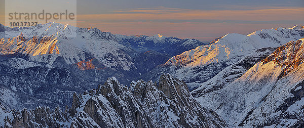 Grat der Grubreisentürme und Gleirschtal  Karwendelgebirge im Winter  mit Alpenglühen in der Abenddämmerung  bei Innsbruck  Tirol  Österreich  Europa