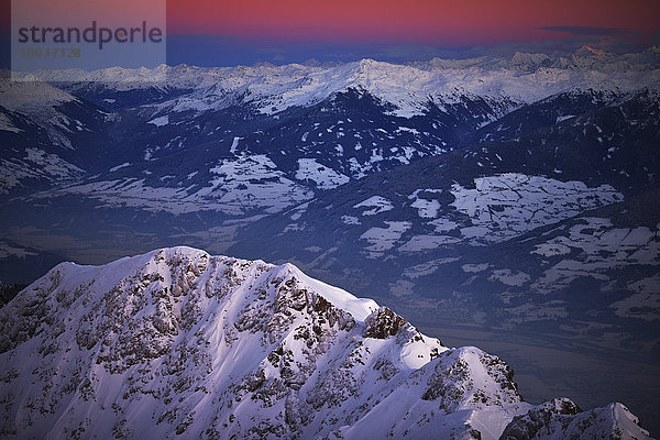 Teil des Oberen Inntals im Winter  in der Abenddämmerung  vom Grat der Nordkette des Karwendelgebirges  bei Innsbruck  Tirol  Österreich  Europa