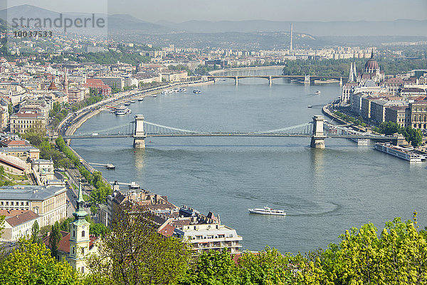 Stadtansicht mit Donau und Kettenbrücke  Budapest  Ungarn  Europa