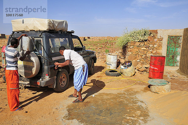 Tankstelle in einem Hinterhof der Neustadt  Ouadane  Region Adrar  Mauretanien  Afrika