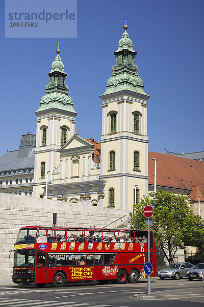 Innerstädtische Pfarrkirche  Liebfrauenkirche  mit Sightseeing-Bus voller Touristen  Budapest  Ungarn  Europa