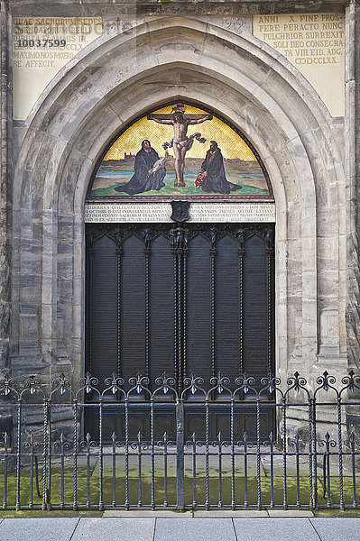 Thesenanschlag von Martin Luther an der Bronzetür von 1858  Portal der Schlosskirche  UNESCO-Weltkulturerbe  Lutherstadt Wittenberg  Sachsen-Anhalt  Deutschland  Europa