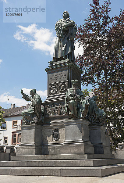 Lutherdenkmal  auch Reformationsdenkmal  Mittelteil mit Martin Luther  1868  Entwurf von Ernst Rietschel  Worms  Rheinland-Pfalz  Deutschland  Europa