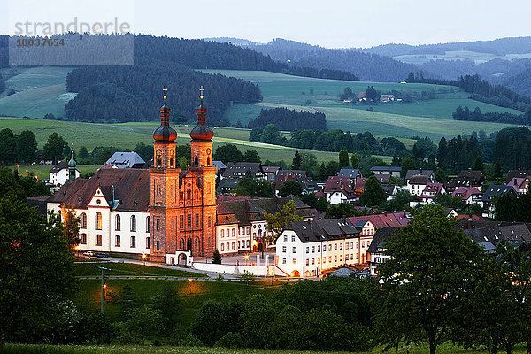 Die Klosterkirche des ehemaligen Benediktinerklosters St. Peter  Dämmerung  Schwarzwald  Baden-Würtemberg  Deutschland  Europa