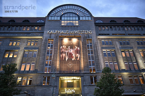 Blaue Stunde Shopping Center KaDeWe Kaufhaus des Westens  Berlin  Deutschland  Europa