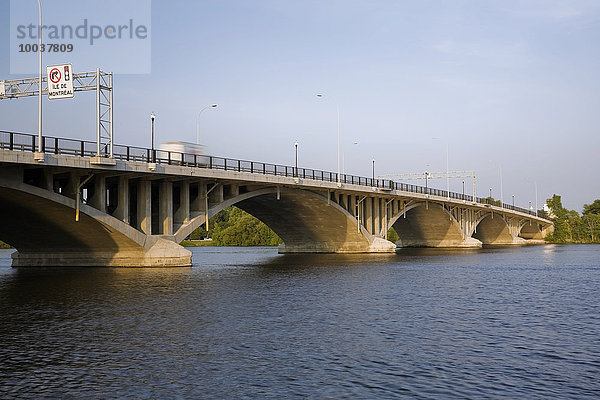 Ahuntsic Bridge oder Viau Bridge  Baujahr 1930  1962 wieder aufgebaut  1993 erweitert  über den Rivière des Prairies  zwischen den Städten und Laval und Montreal  Quebec  Kanada  Nordamerika