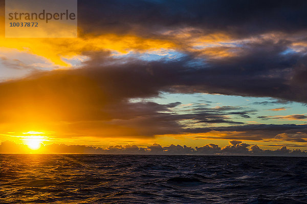 Sonnenaufgang über Tau Island  Manuainseln  Amerikanisch-Samoa  Ozeanien