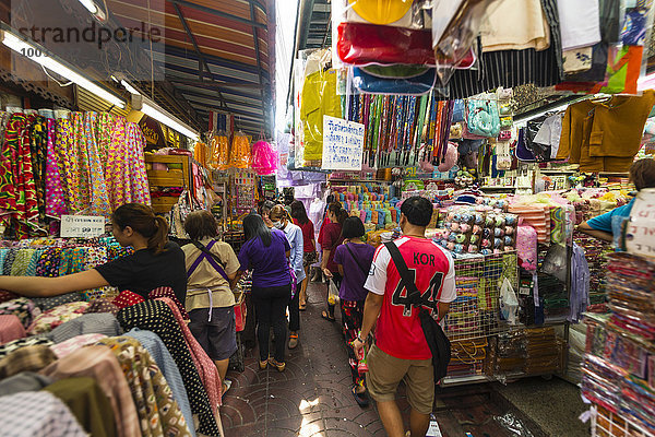 Verkaufsstraße  kleine Verkaufsstände mit Kleidung  Bangkok  Thailand  Asien