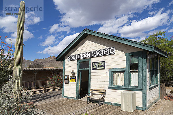 Wild-West Kulisse  Bahnhofsstation neben Saguaro-Kaktus und Bahngleisen  Old Tucson Studios  Tucson  Arizona  USA  Nordamerika