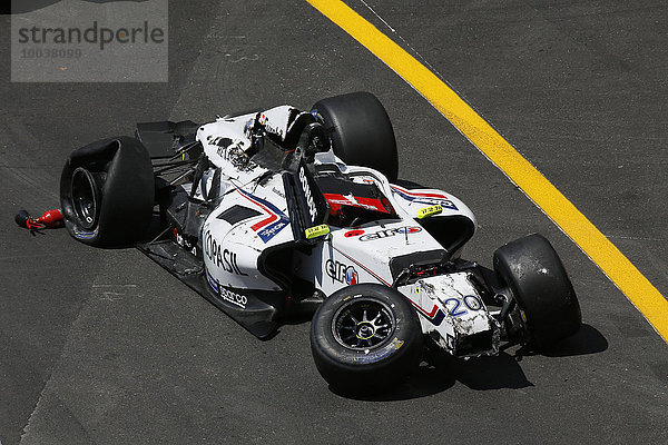 Rennwagen nach Unfall  Formel 1 Grand Prix Monaco 2015  Fürstentum Monaco