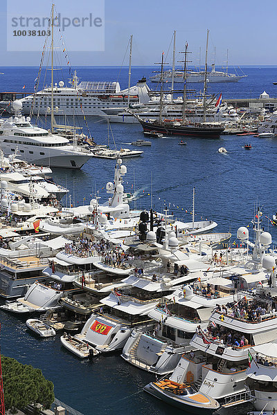 Hafen Port Hercule mit Yachten und Kreuzfahrtschiffen bei Formel 1 Grand Prix Monaco 2015  Fürstentum Monaco