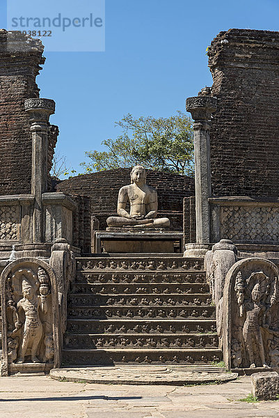 Buddha-Statue  Vatadage  rundes Reliquiengebäude  Heiliges Viereck  Polonnaruwa  Sri Lanka  Asien