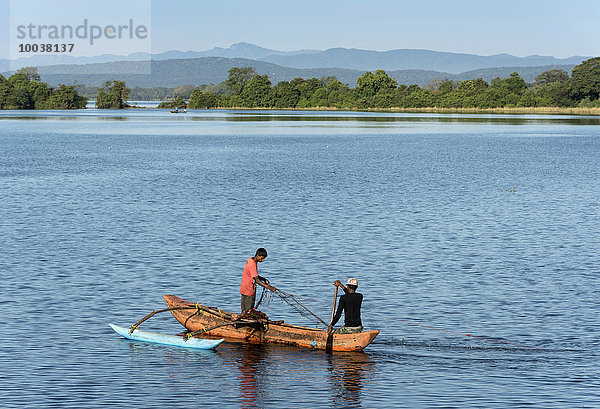 Zwei Fischer auf Katamaran  Topa Wewa See  Polonnaruwa  Sri Lanka  Asien