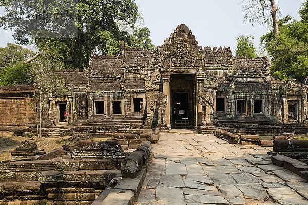 Westlicher Gopuram im dritten Mauerring  kopflose Dvarapalas  Preah Khan Tempel  Angkor  Provinz Siem Reap  Kambodscha  Asien