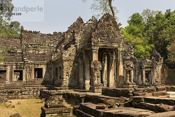 Westlicher Gopuram im dritten Mauerring  kopflose Dvarapalas  Preah Khan Tempel  Angkor  Provinz Siem Reap  Kambodscha  Asien