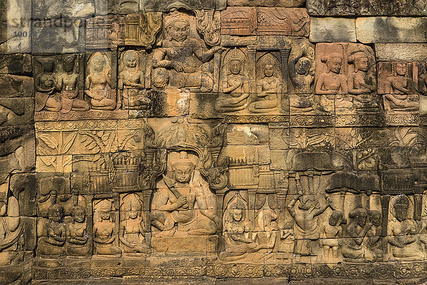 Terrasse des Lepra-Königs  Außenmauer  Figuren von Gottheiten  Angkor Thom  Provinz Siem Reap  Kambodscha  Asien