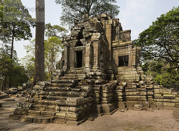 Preah Pithu  Prasat Tempel U.  Dvarapalas und Devatas am Eingang  Angkor Thom  Provinz Siem Reap  Kambodscha  Asien