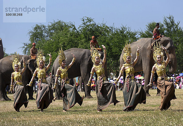 Apsara-Tänzerinnen in traditionellen Kostümen beim Elefantenfest  Surin  Provinz Surin  Isan  Isaan  Thailand  Asien