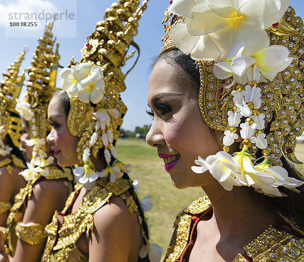 Apsara-Tänzerinnen in traditionellen Kostümen beim Elefantenfest  Surin  Provinz Surin  Isan  Isaan  Thailand  Asien