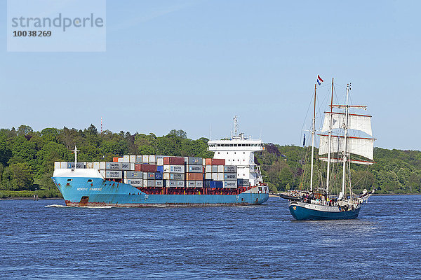 Containerschiff  826. Hamburger Hafengeburtstag  vom Rüschpark aus  Finkenwerder  Hamburg  Deutschland  Europa