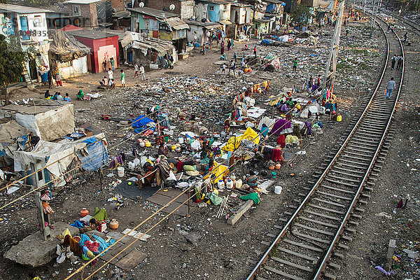 Slum an Eisenbahngleisen  bei Mumbai  Maharashtra  Indien  Asien