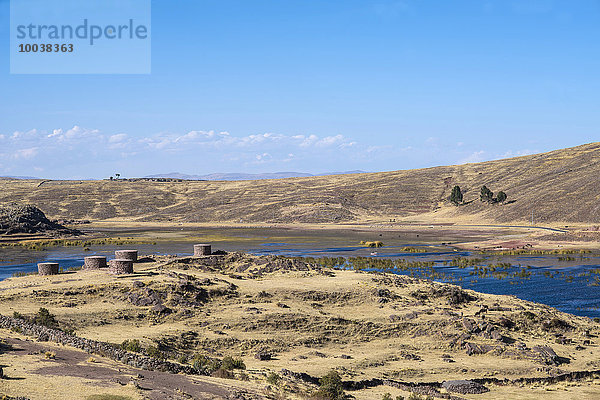 Grabtürme von Sillustani  auch Chullpas  Begräbnistürme der Aymara-Indianer  Colla Kultur  Umayo-See  Sillustani  Puno  Titicacasee  Südperu  Peru  Südamerika