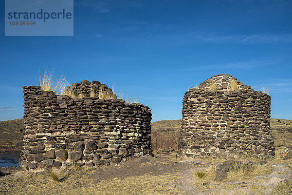 Grabtürme von Sillustani  auch Chullpas  Begräbnistürme der Aymara-Indianer  Colla Kultur  Umayo-See  Sillustani  Puno  Titicacasee  Südperu  Peru  Südamerika