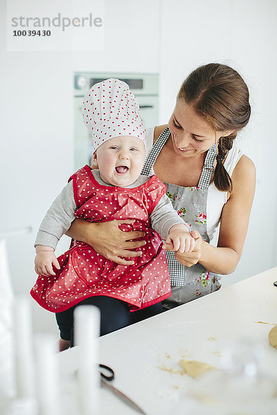 lächeln Küche Tochter Mutter - Mensch Baby