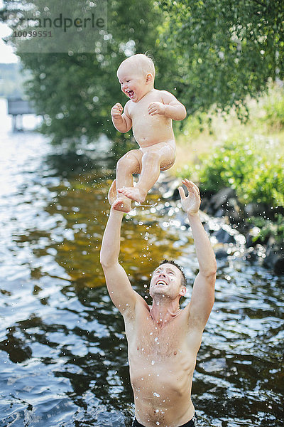 werfen Junge - Person Menschlicher Vater Himmel Baby