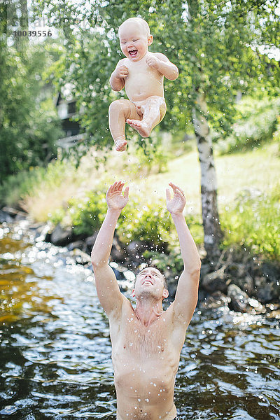 werfen Junge - Person Menschlicher Vater Himmel Baby