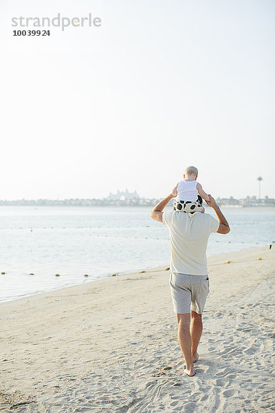 tragen Strand Menschlicher Vater Menschliche Schulter Schultern Baby