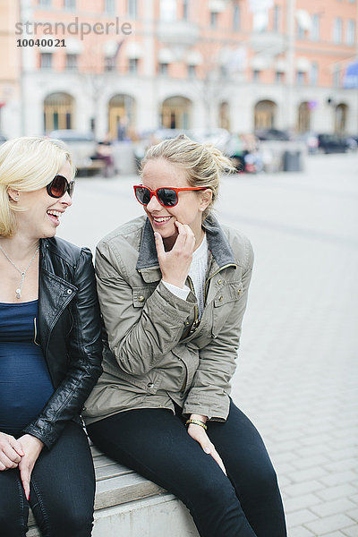 sitzend Zusammenhalt Fröhlichkeit Freundschaft