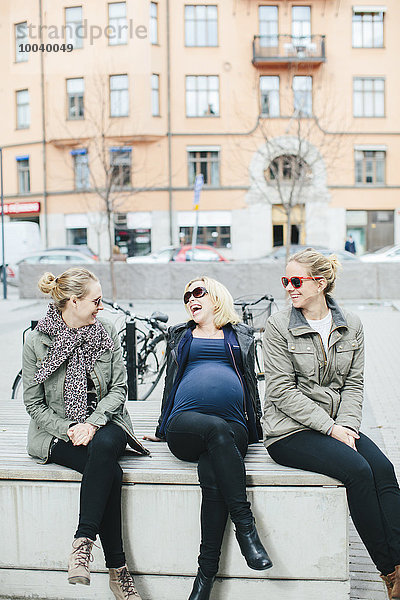 sitzend Zusammenhalt Fröhlichkeit Freundschaft