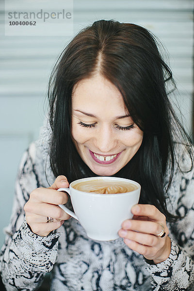 junge Frau junge Frauen Tasse Kaffee