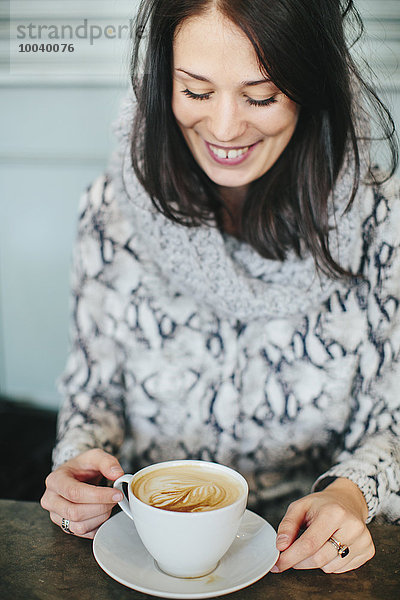 junge Frau junge Frauen Tasse Kaffee