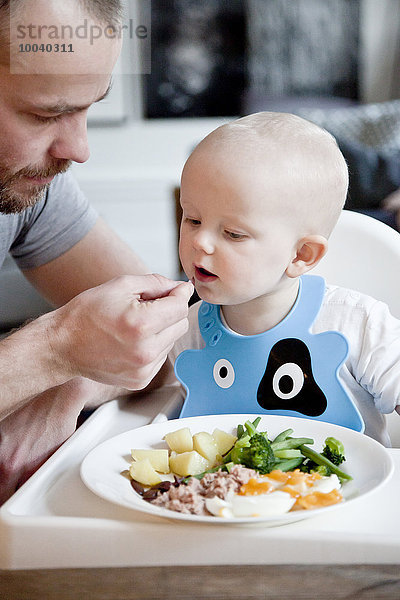 Junge - Person Menschlicher Vater Baby füttern