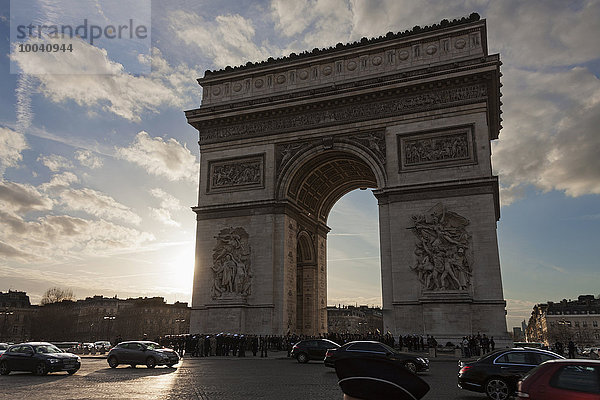Traffic on triumphal arch  Arc de Triomphe  Paris  France