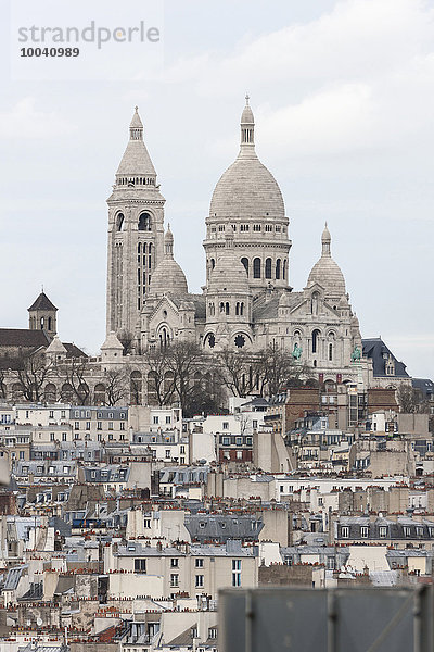 Crowded buildings with Montmartre in the distance  Sacre Coeur  Montmatre  Paris  France