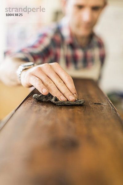 benutzen arbeiten Antiquität Stoff glatt polieren Holz Möbel polnisch